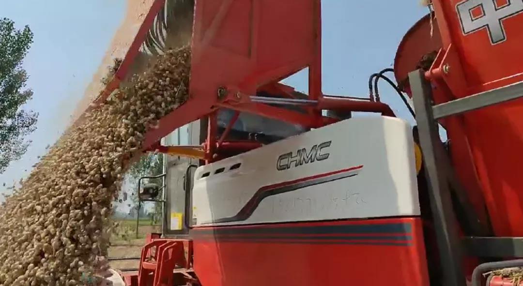 中聯(lián)收獲花生機幫我解決了家里的經(jīng)濟危機 1637232688868154.jpg